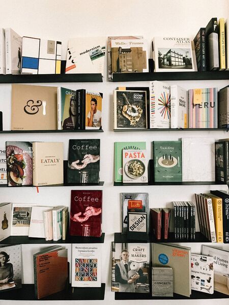 Una librería madera que puedes adaptar al espacio con toda comodidad