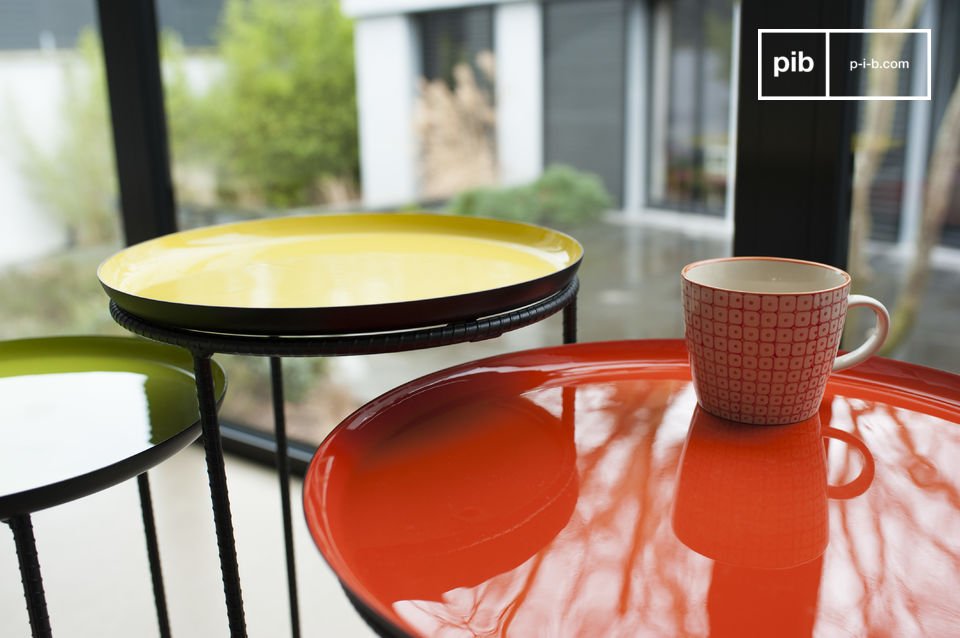 Conjunto de tres mesas hechas de metal con hermosos colores