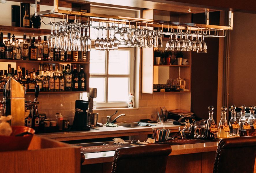 Agregando las barras de bar para casa cambiara su diseño interior para  siempre