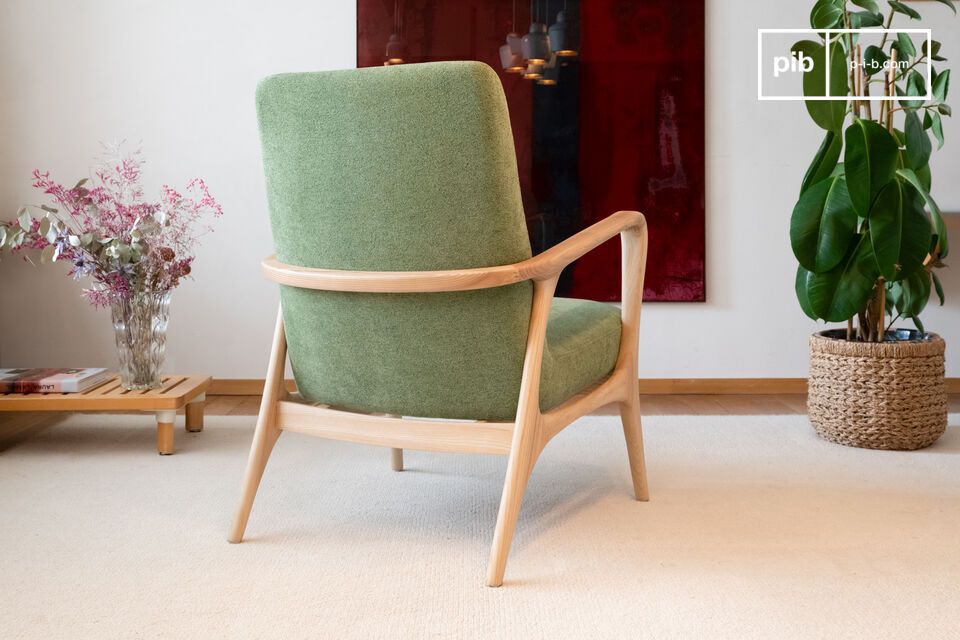 Este sillón presenta un diseño de líneas curvas y estructura de madera clara