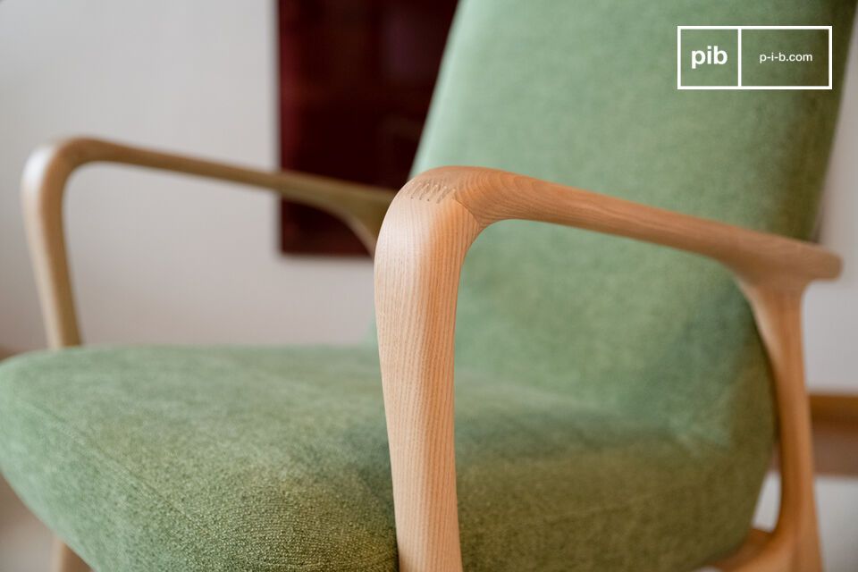 Con una altura de asiento de 43 cm, este sillón ofrece un agradable apoyo